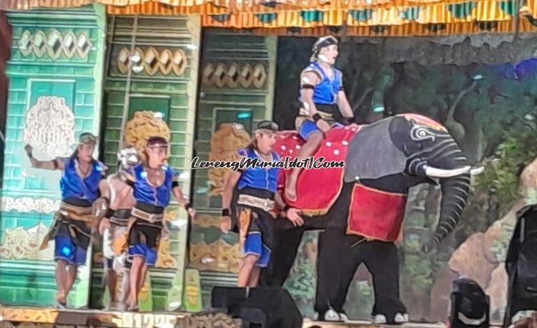 Para seniman kethoprak yang mendapatkan berkah rejeki adanya sedekah bumi