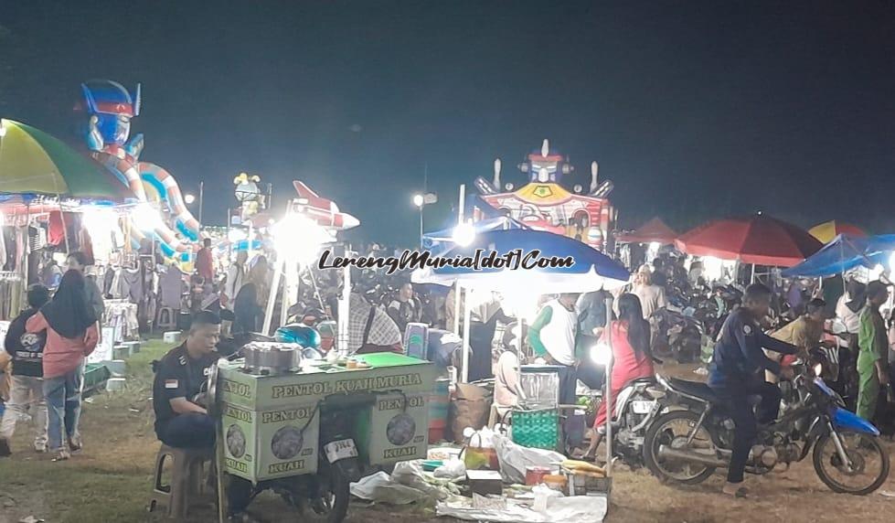 Para pedagang sedang menjajakan dagangannya dalam acara sedekah bumi | LERENG MURIA Para pedagang sedang menjajakan dagangannya dalam acara sedekah bumi
