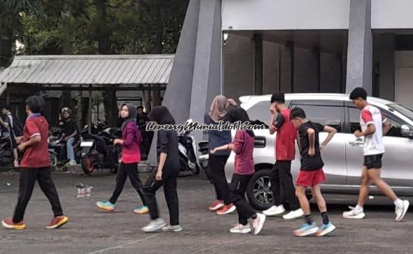 Atlet SH Terate Komisariat SMAN 3 Pati sedang berlatih di Kompleks Laboratorium Olahraga Prof. Soegijono Unnes Semarang