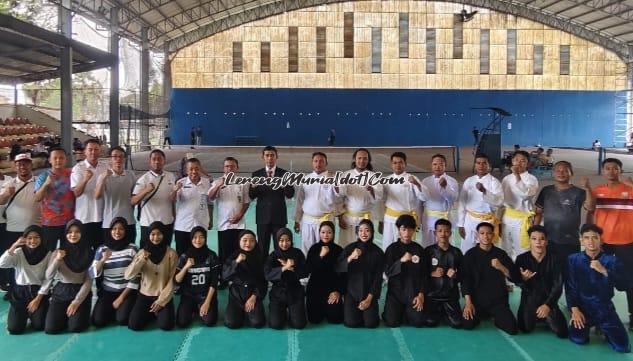 Pesilat O2SN SMA-SMK Cabdin III Jeteng bersiap mengikuti pertandingan di Indoor Tenis Stadion Joyo Kusumo Pati