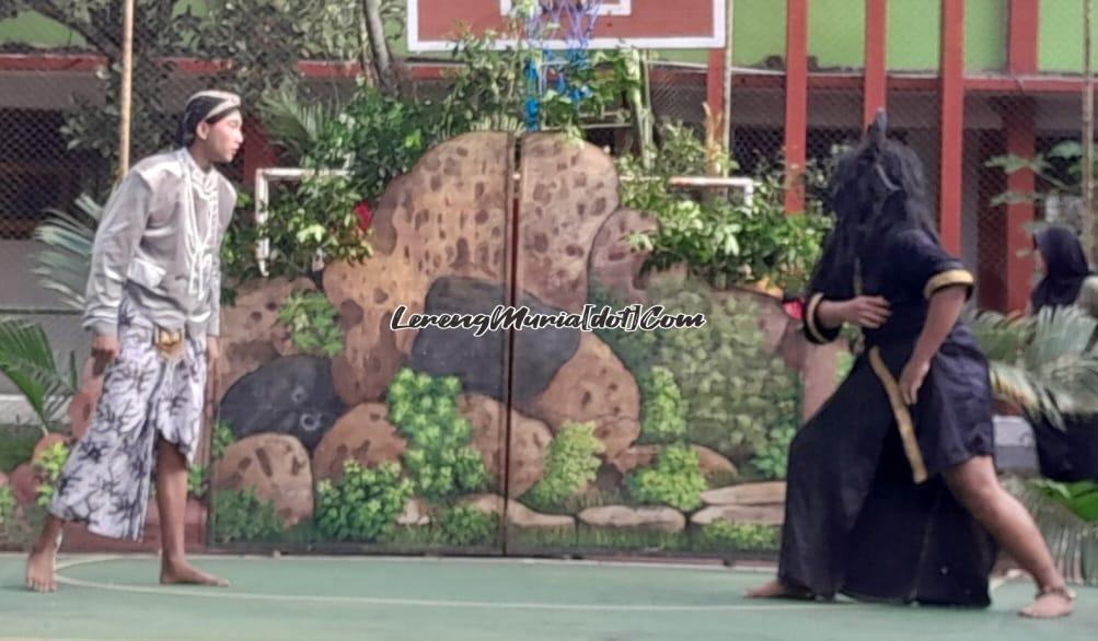 Kehadiran Kebo Marcuet (kanan) meramaikan Jumat Kreasi SMAN 3 Pati