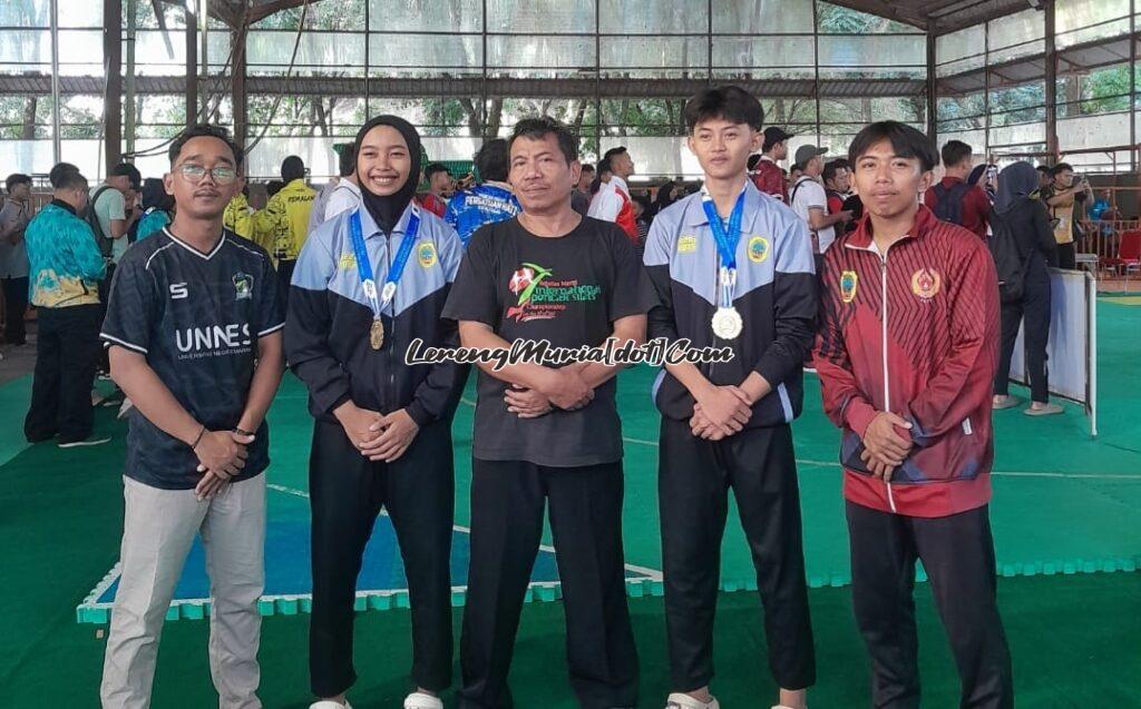 Septyana Cahya Ningrum (2 dari kiri) dan Doni Pujo Anggoro (4 dari kiri) peraih medali emas cabang pencak silat Popda Jateng 2025 bersama pelatih