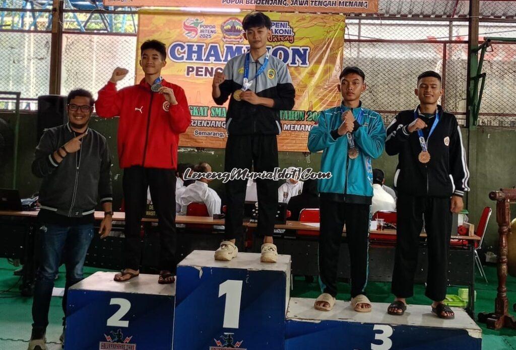 Pesilat Doni Pujo Anggoro (3 dari kiri) penyumbang medali emas untuk Kabupaten Pati dalam Popda Jateng 2025