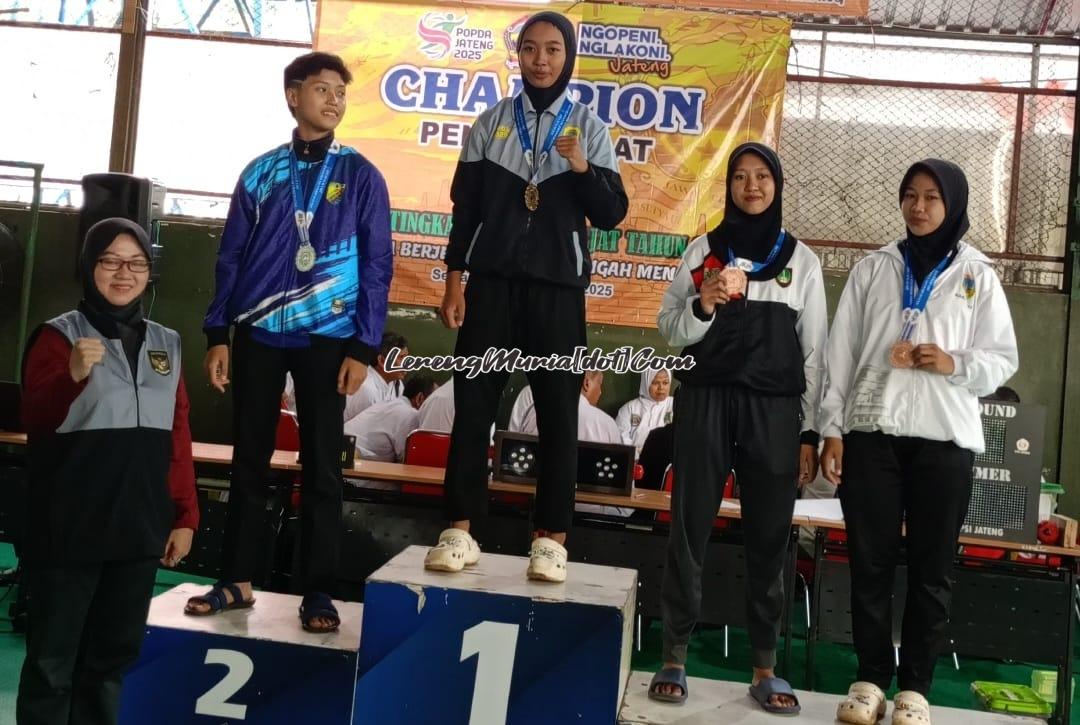 Septyana Cahya Ningrum (3 dari kiri) meraih medali emas cabor pencak silat Popda Jateng 2025