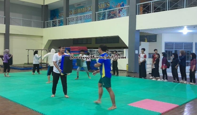 Pesilat SH Terate Komisariat SMAN 3 Pati mengunjungi latihan atlet Unnes Semarang di Laboratorium Olahraga Prof. Soegijino Kampus Sekaran Kota Semarang