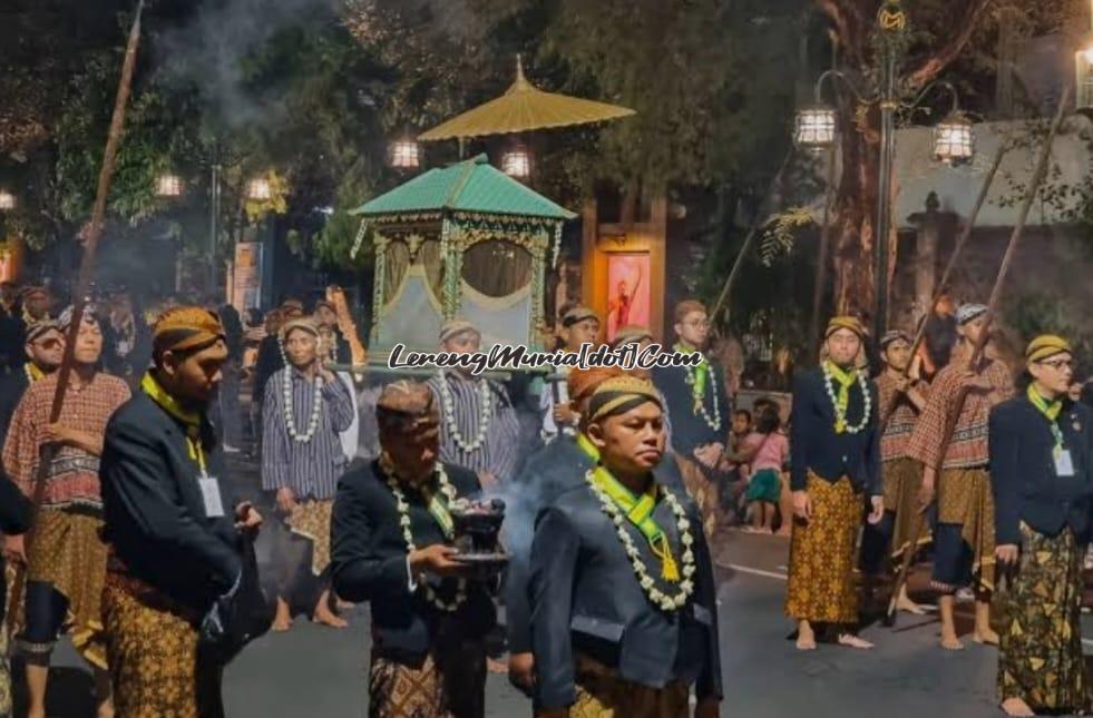 Tirakatan menyambut 1 Suro yang diselenggarakan oleh Kraton Solo (Foto:Kompas.com)