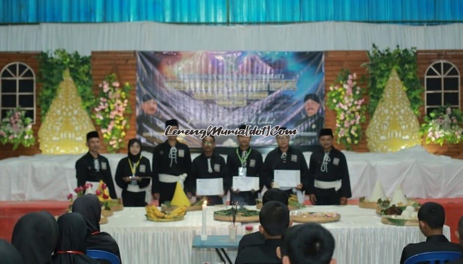 Abdul Khalim (3 dari kiri) selaku ketua cabang dan H. Muhammad Sururi (1 dari kanan) sebagai ketua dewan cabang, berfoto bersama dengan ketua ranting yang produktif | LERENG MURIA Abdul Khalim (3 dari kiri) selaku ketua cabang dan H. Muhammad Sururi (1 dari kanan) sebagai ketua dewan cabang, berfoto bersama dengan ketua ranting yang produktif