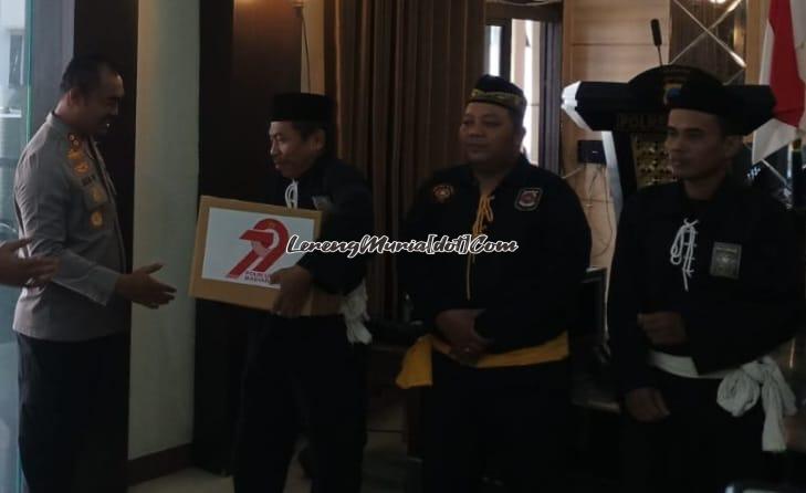 Kapolresta Pati AKBP Jaka Wahyudi (1 dari kiri) menyerahkan baksos kepada penulis (2 dari kiri) | LERENG MURIA Kapolresta Pati AKBP Jaka Wahyudi (1 dari kiri) menyerahkan baksos kepada penulis (2 dari kiri)
