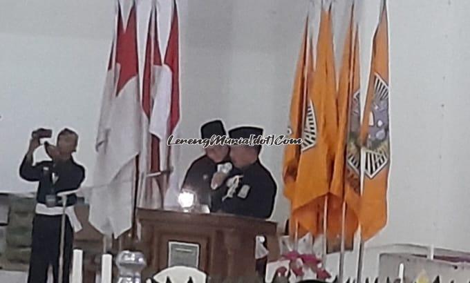 Kangmas H. Issubiantoro, S.H. (paling kanan) memberikan sambutan dalam acara pengesahan warga baru SH Terate Cabang Sragen tahun 2025 | LERENG MURIA Kangmas H. Issubiantoro, S.H. (paling kanan) memberikan sambutan dalam acara pengesahan warga baru SH Terate Cabang Sragen tahun 2025