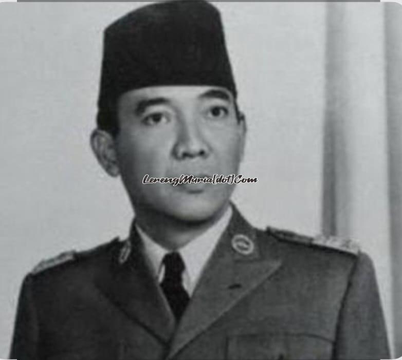 Foto Bung Karno mengenakan peci (SINDOnews.com)