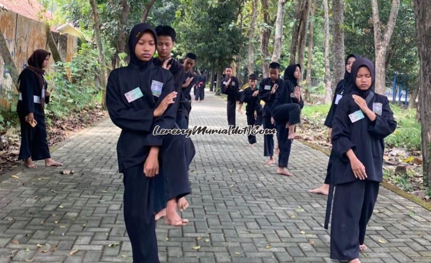 Para siswa peserta UKT SH Terate Komisariat SMAN 3 Pati sedang mengikuti ujian materi senam
