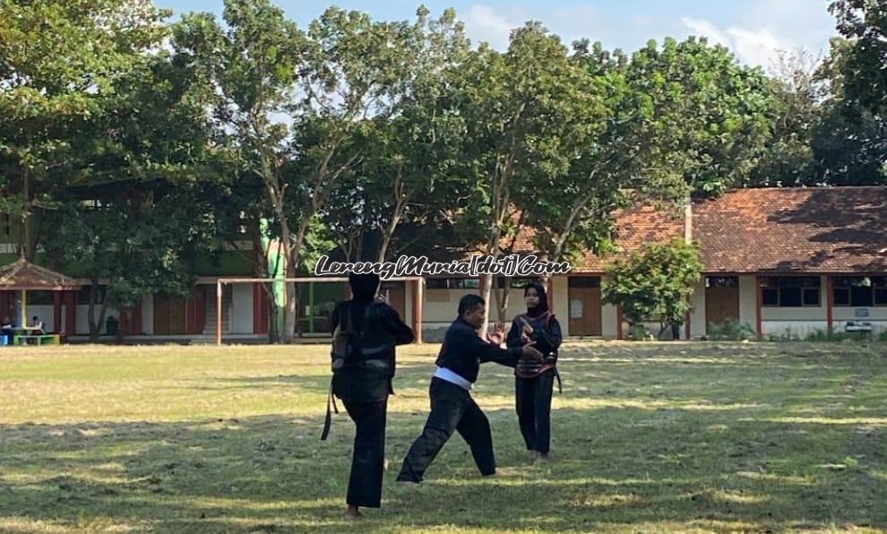 Dua peserta UKT sedang mengikuti tes ujian sambung | LERENG MURIA Dua peserta UKT sedang mengikuti tes ujian sambung