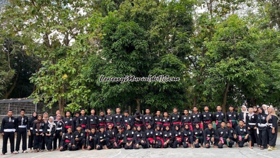 Para peserta dan panitia mengikuti sesi foto setelah kegiatan UKT selesai | LERENG MURIA Para peserta dan panitia mengikuti sesi foto setelah kegiatan UKT selesai