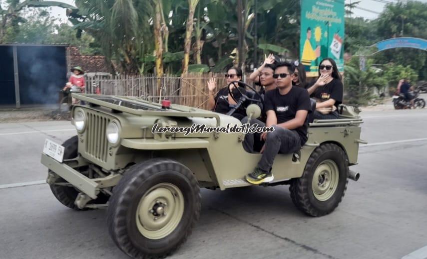 Artis penyanyi New Pallapa sedang pawai menaiki jeep dalam rangka Sedekah Bumi Desa Trembulrejo Blora | LERENG MURIA Artis penyanyi New Pallapa sedang pawai menaiki jeep dalam rangka Sedekah Bumi Desa Trembulrejo Blora