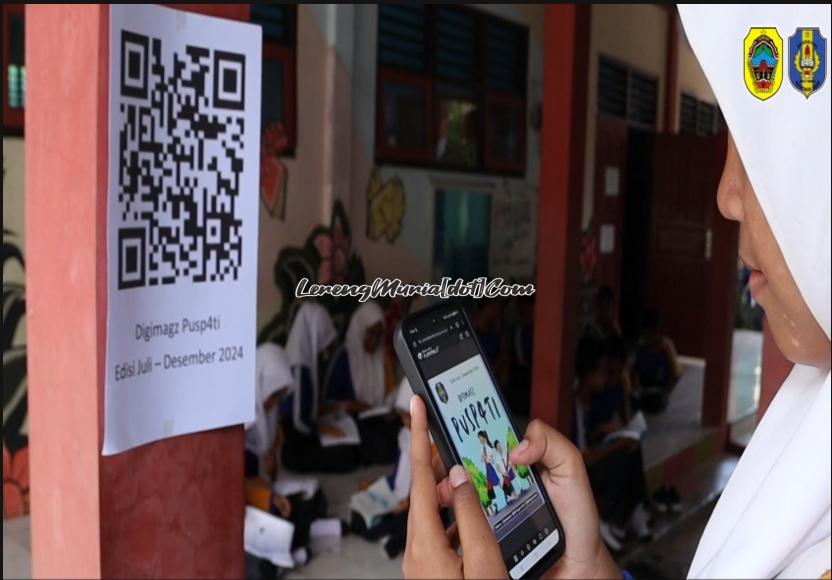 Seorang Siswa Sedang Mengakses Web PUSP4TI Dengan Memindai Barcode