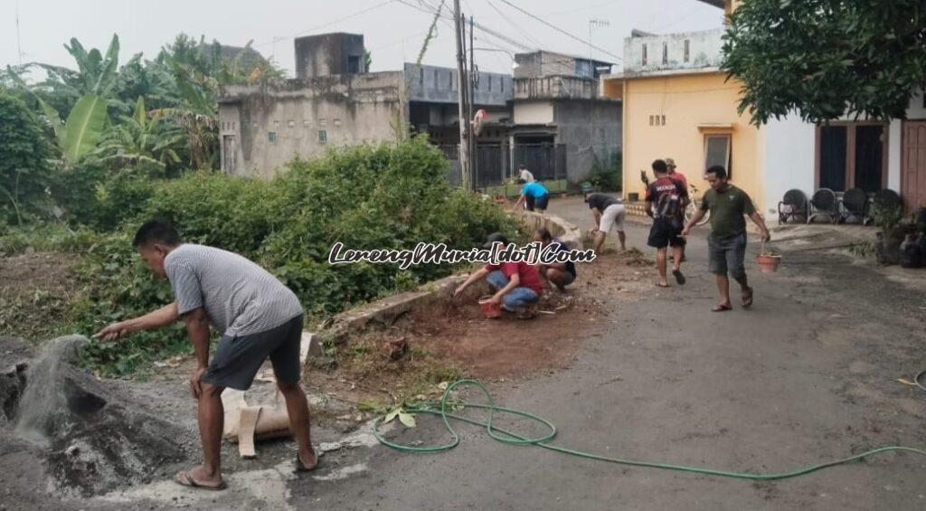 Warga Perum. Rendole Indah Blok I-2 Muktiharjo sedang mengadakan kerja bakti untuk menyambut HUT RI ke 50