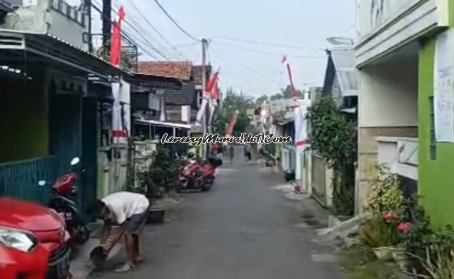 Pemasangan umbul-umbul di jalan utama Perum. Rendole Indah Blok I-2 Muktiharjo Pati