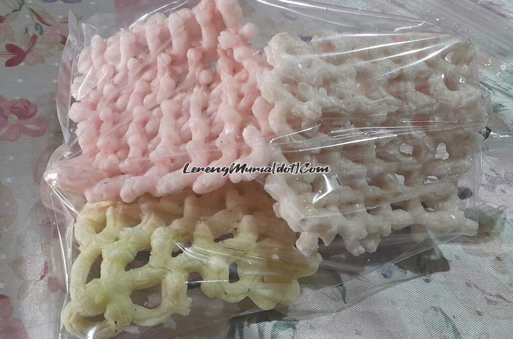Krupuk gedhek yang dijual di pasar tradisional terbungkus plastik