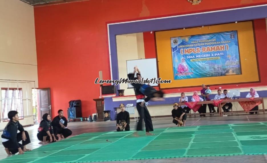Jurus ganda atlet putra sedang memperagakan teknik guntingan leher