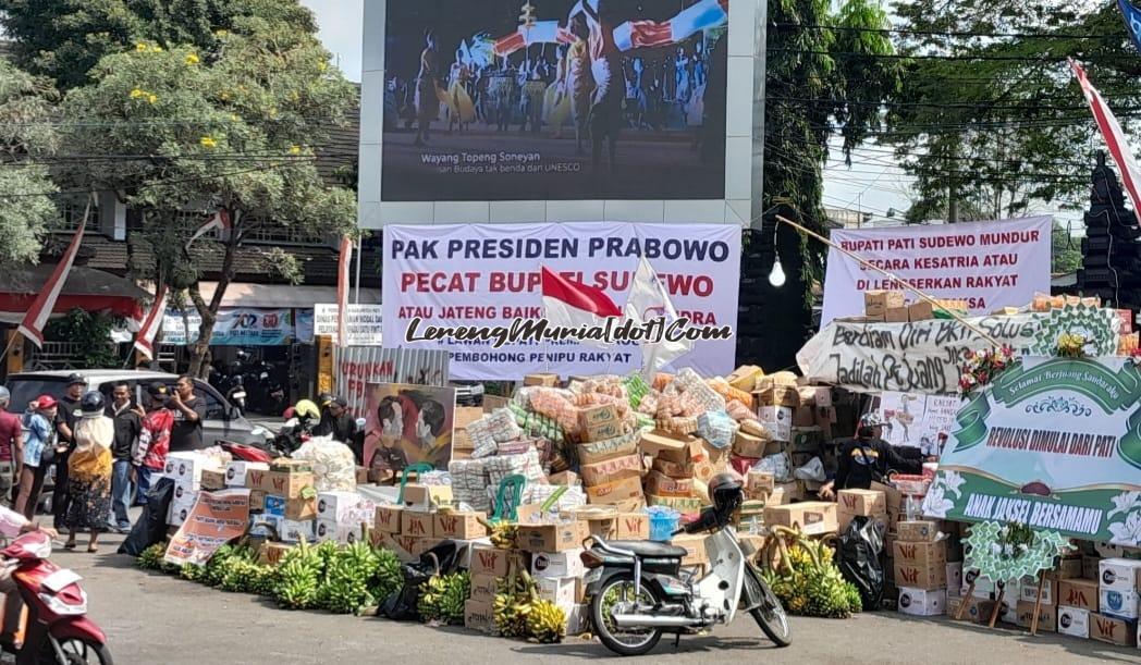 Berbagai macam bahan makanan, air kemasan dan buah yang berasal dari donatur berjajar di depan Kantor Sekda Kabupaten Pati hari Senin (11/8/2015) lalu.