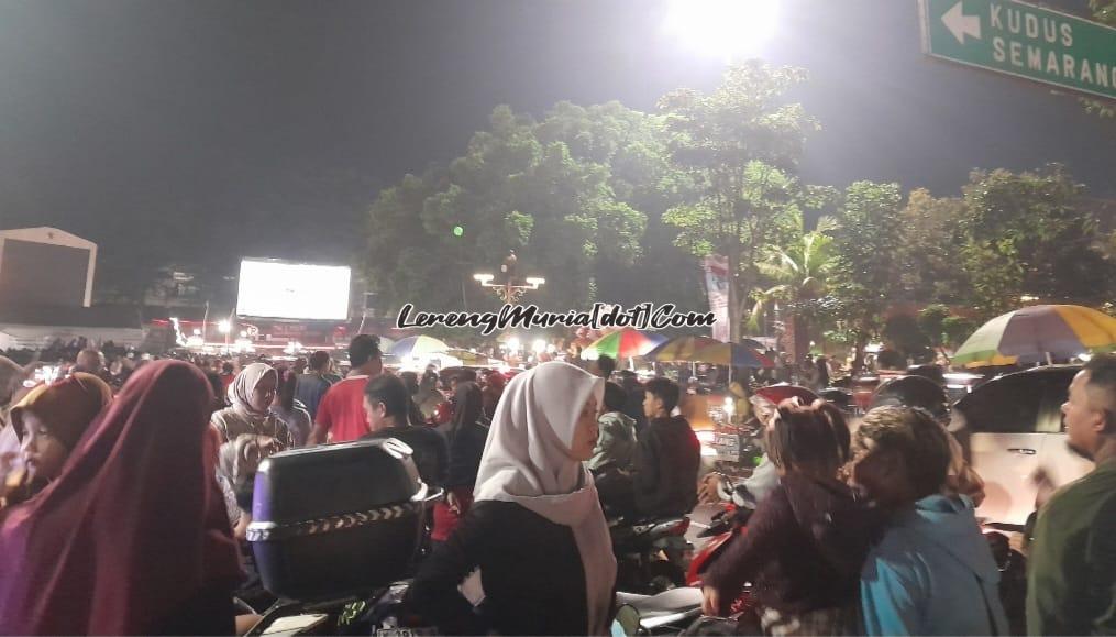 Situasi keramaian di Simpang Lima Alun-Alun Pati pada malam hari menjelang demonstrasi di esok harinya