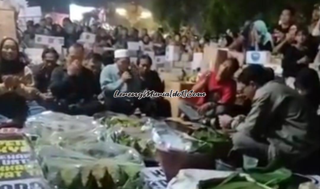 Warga Pati sedang melakukan doa bersama di lokasi posko penerimaan donasi (12/8/2025)
