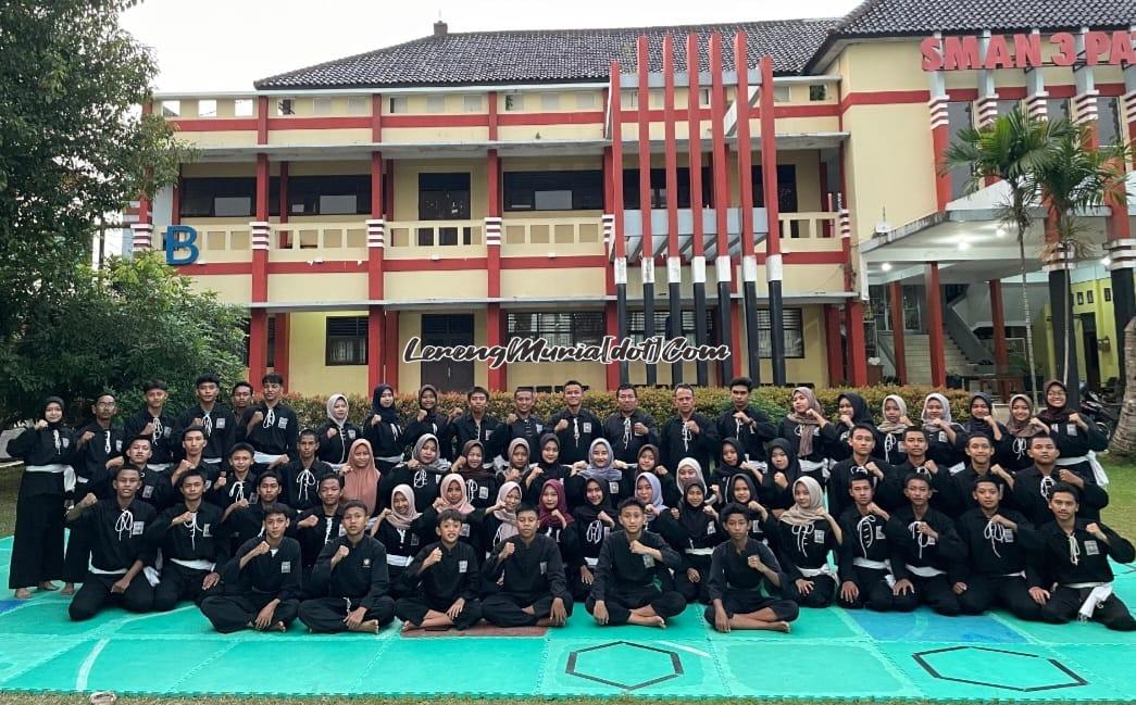 Foto bersama setelah acara tasyakuran warga baru SH Terate Komisariat SMAN 3 Pati tahun 2025