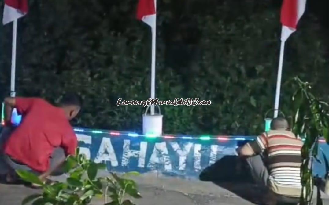 Warga Blok I-2 Perum Rendole Indah Muktiharjo sedang mengecat tembok perbatasan antar RT di malam hari | LERENG MURIA Warga Blok I-2 Perum Rendole Indah Muktiharjo sedang mengecat tembok perbatasan antar RT di malam hari