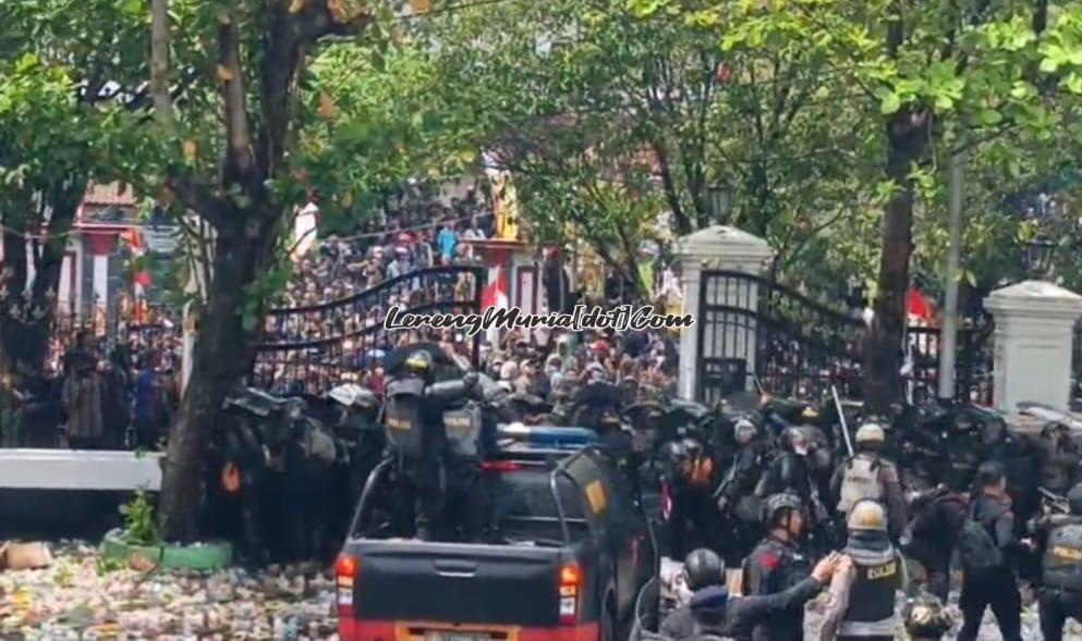 Kericuhan di sisi timur Pendopo Kabupaten Pati antara pendemo dengan aparat Kepolisian