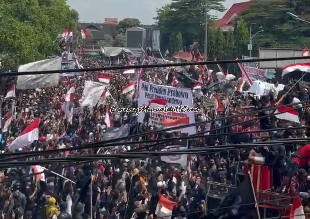 Ratusan ribu demonstran memadati Alun-Alun Simpang Lima Pati menuntut lengsernya Bupati Pati Sudewo