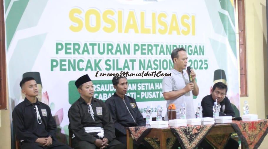 Moh. Sodikin (2 dari kanan) selaku Wakil Ketua II Bidang Prestasi SH Terate Cabang Pati memberikan sambutan dalam acara sosialisasi Peraturan Pertandingan Pencak Silat 2025 | LERENG MURIA Moh. Sodikin (2 dari kanan) selaku Wakil Ketua II Bidang Prestasi SH Terate Cabang Pati memberikan sambutan dalam acara sosialisasi Peraturan Pertandingan Pencak Silat 2025