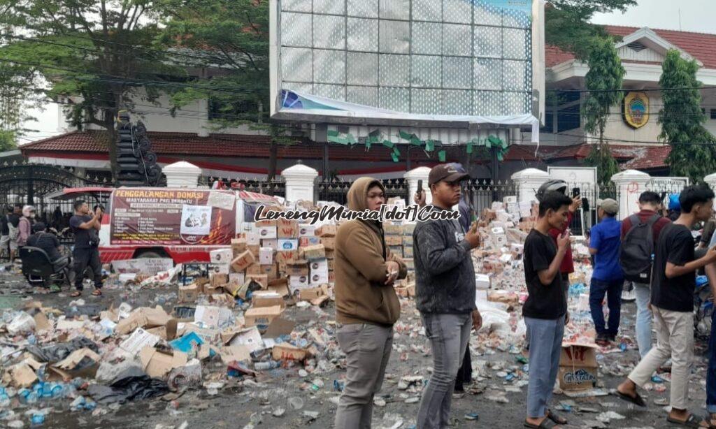 Kardus dan bekas gelas minuman berserakan di depan Pendopo Kabupaten Pati pasca demonstrasi