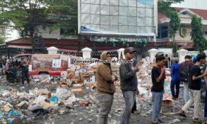 SUASANA PUSAT KOTA PATI PASCA DEMO TUNTUT LENGSERKAN BUPATI
