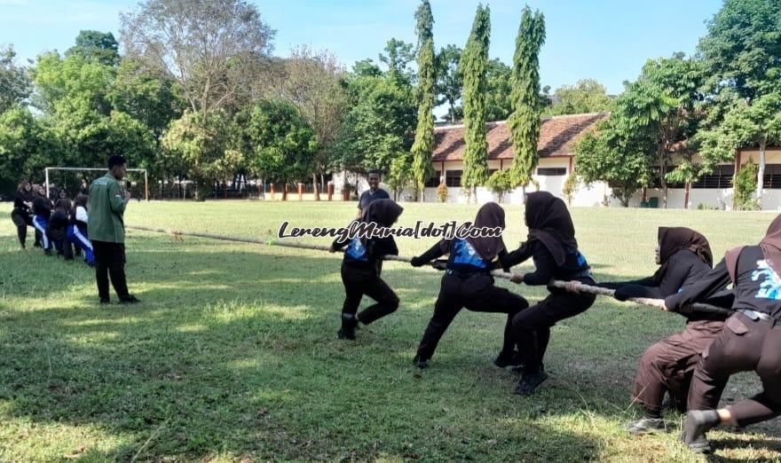 Lomba tarik tambang putri untuk memeriahkan SPEKTA Hari Kemerdekaan RI ke 80
