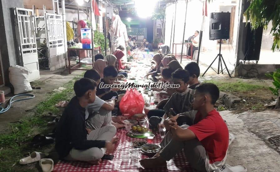 Berbagai lintas generasi warga Perum Rendole Indah Blok I-2 Desa Muktiharjo menghadiri Malam Tirakatan di depan Balai Pertemuan RT 7 RW 3 Desa Muktiharjo