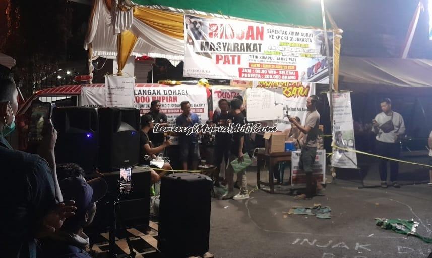 Suasana malam hari (24/8/2025) di posko penggalangan dana untuk demontrasi di Gedung KPK Jakarta