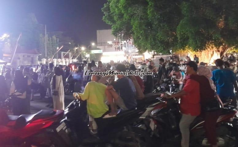 Warga Pati yang ikut memadati di sekitar Alun-Alun Pati melihat persiapan demo ke Jakarta oleh Aliansi Masyarakat Pati Bersatu (AMPB) | LERENG MURIA Warga Pati yang ikut memadati di sekitar Alun-Alun Pati melihat persiapan demo ke Jakarta oleh Aliansi Masyarakat Pati Bersatu (AMPB)