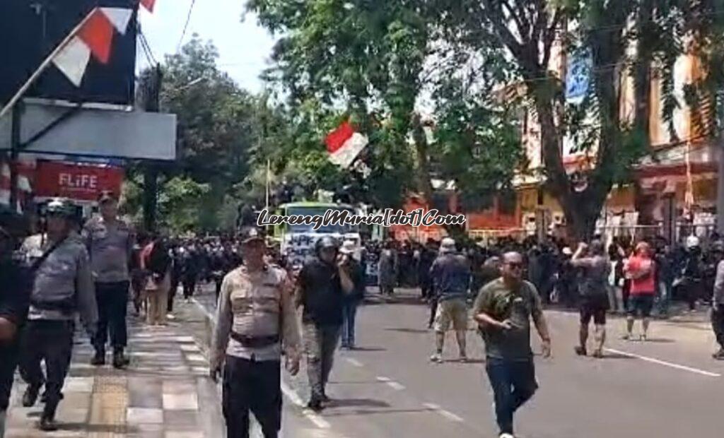 Masa dari AMPB melakukan aksi damai di Jl. Panglima Sudirman Pati