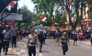Masa dari AMPB melakukan aksi damai di Jl. Panglima Sudirman Pati