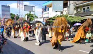 Penampilan Barongan Singosari Budoyo dari Sawahan Ngawen mengawali karnaval budaya Hari Kemerdekaan RI di Ngawen Blora