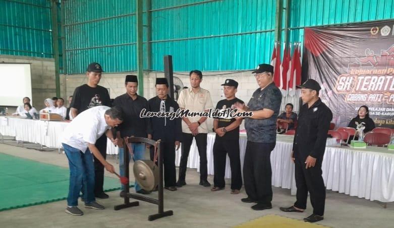 Ketua IPSI Pati Tris Irawan (kanan depan) secara simbolis memukul gong pertanda Kejuaraan SH Terate IX Cabang Pati sudah dimulai