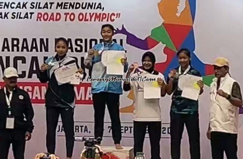 Qiken Dwi Tata Olifia (3 dari kiri), pesilat SH Terate Pati yang berhasil meraih medali emas Kejurnas Remaja di Padepokan TMII Jakarta