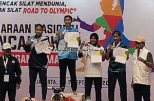 Qiken Dwi Tata Olifia (3 dari kiri), pesilat SH Terate Pati yang berhasil meraih medali emas Kejurnas Remaja di Padepokan TMII Jakarta
