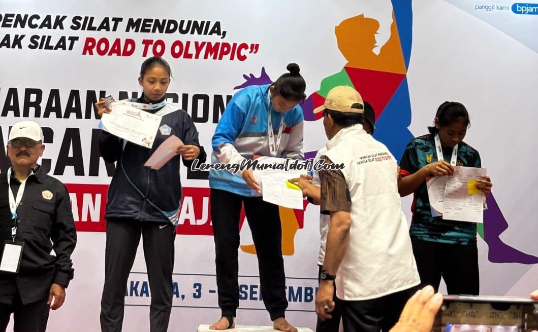 Qiken Dwi Tata Olifia (3 dari kiri) sedang menerima piagam penghargaan kejuaraan atas prestasinya
