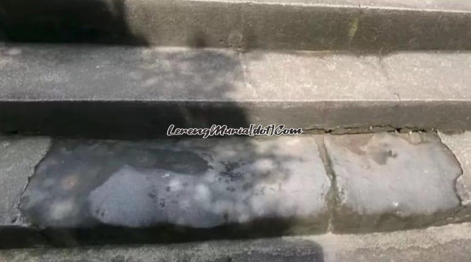 Salah satu anak tangga atau undagan di Makam Raja Jawa Imogiri Yogyakarta yang terdapat jenazah Tumenggung Endranata dan selalu diinjak peziarah