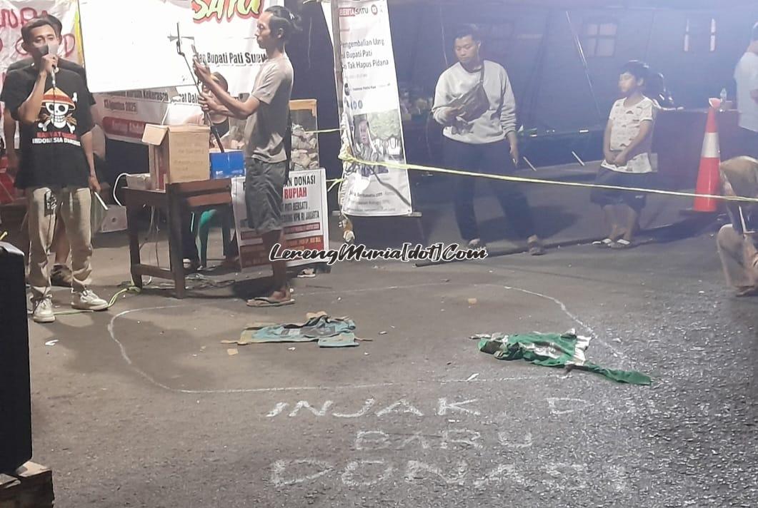 Kaos bergambar wajah Husain yang dianggap pengkhianat dan diinjak para donatur di Posko Donasi Alun-Alun Simpang Lima Kota Pati