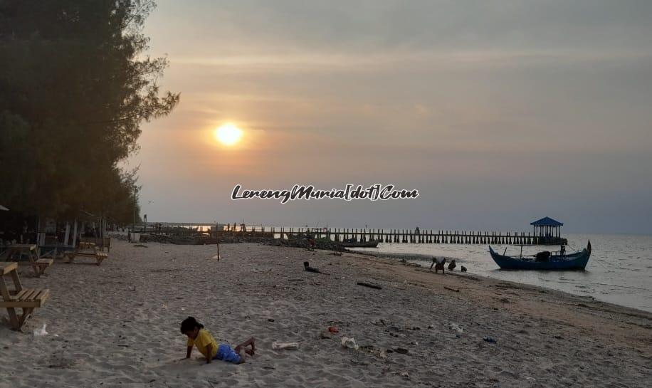 Pemandangan indah sore hari di Pantai Wates Rembang