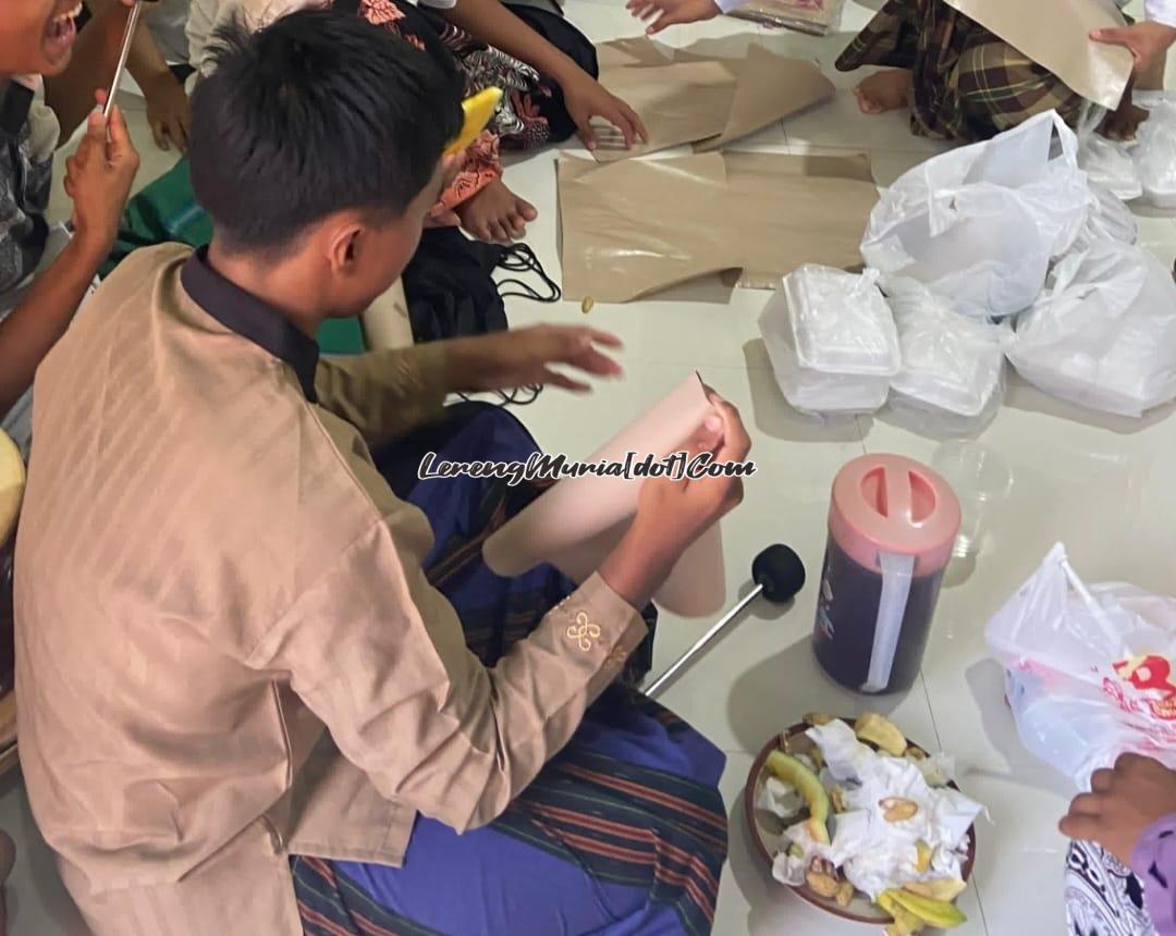 Kegiatan makan bersama setelah doa dalam acara Maulidan SH Terate Rayon Winong | LERENG MURIA Kegiatan makan bersama setelah doa dalam acara Maulidan SH Terate Rayon Winong