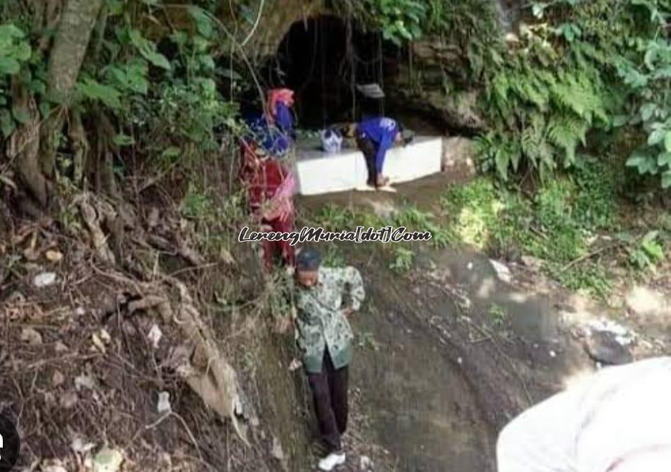 Para peziarah/pengunjung sedang menuruni tebing di depan Goa Patiayam | LERENG MURIA Para peziarah/pengunjung sedang menuruni tebing di depan Goa Patiayam