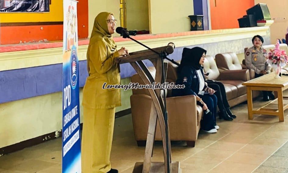 Kepala SMAN 3 Pati Dr. Yuli Sudargini, S.Pd., M.Pd. memberi sambutan pada acara Talkshow di Auditorium SMAN 3 Pati